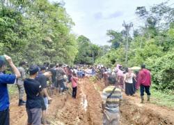 Jalan Rusak, Aliansi Mahasiswa Lebak Selatan dan Warga Kecamatan Cihara Gelar Unras