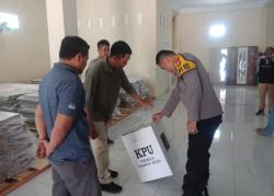 Pastikan Logistik Pemilu Aman, Kapolres Majene Cek Gudang Logistik KPU