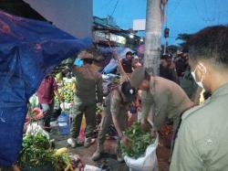 Petugas Gabungan Tindak Tegas PKL Liar di Jalan Poros Panciro , Diduga  Kerap Buat Kemacetan