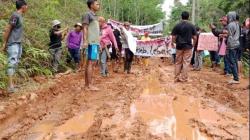 Ratusan Warga Cihara Keluhkan Jalan Rusak, Camat Beberkan RAB 