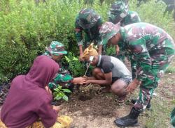 Personel Kodim TTU Ajak Warga Kota Kefamenanu Tanam Pohon Cegah Erosi