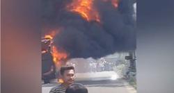 Bus Sedang Parkir di Jalan Sisingamangaraja Pematang Siantar Terbakar Hebat