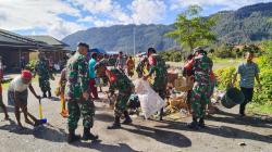 Sambut Bulan Damai, Kodim 1715 Yahukimo Bersama Masyarakat Papua Laksanakan Karya Bhakti