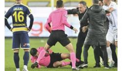 Astaga! Wasit Liga Turki Dikeroyok di Lapangan, Liga Resmi Dibekukan