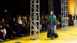 Fashionality 2023, Dine Mutiara Peragakan Gaun Berbahan Dasar Kain Sarung Majalaya