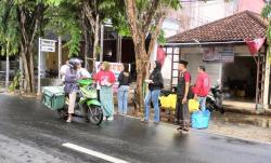 PSI Sumenep Bagikan Ratusan Makan Gratis untuk Abang Becak dan Pengguna Jalan