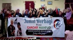 Relawan Arus Ganjar Gelar Jumat Berbagi di Labuhanbatu Raya, Salurkan 1500 Nasi Kotak ke Warga