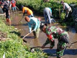 Koramil 10/Sukanagara Bersihkan Aliran Sungai Bareng Warga