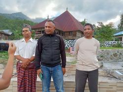 Abaikan Keluhan Masyarakat Pemda Manggarai Bangun Tembok Mencederai Adat dan Budaya