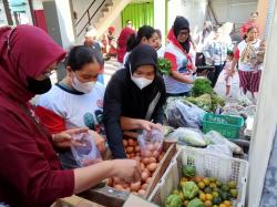 Cara Unik Emak-emak di Solo Protes Kenaikan Harga Sembako yang Bikin Pusing, Beri Pesan ke Ganjar