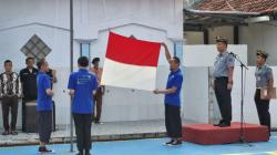 3 Napi Terorisme Lapas Indramayu Jadi Pengibar Bendera saat Upacara Hari Kesadaran Nasional