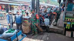 Antisipasi Bencana Banjir Koramil 3/Cibeber Bersihkan Aliran Sungai