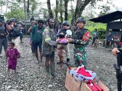 Jelang Natal Pos MP 50 Satgas Amole Yonif 116/Garda Samudra Beri Bantuan Sosial Kepada Masyarakat