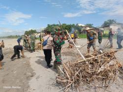 Babinsa Koramil 17/Cidaun Kompak Bersihkan Sampah di Tempat Wisata