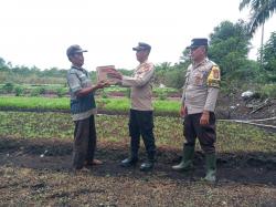 Unit Binmas Polsek Dumai Barat Bagikan Sembako Kepada Para Buruh Tani Kecamatan Dumai Barat