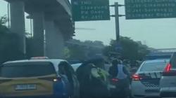 Petugas Keluarkan Paksa Rombongan Pemotor antar Jenazah Istri HRS di Tol Jagorawi, Sudah Diingatkan