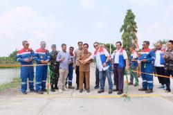 Dukung Kelancaran Transportasi Warga, RU VI Balongan Lakukan Betonisasi Jalan Salamdarma di Subang