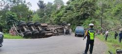 Truk Terbalik di Jalinsum, Sat Lantas Polres Padangsidimpuan Gerak Cepat Urai Kemacetan