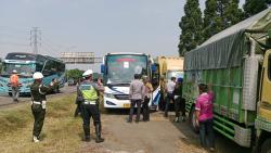 Jelang Nataru 2024, Petugas Gabung Gelar Razia Ramp Check Hingga Tes Urine Sopir Menuju Puncak