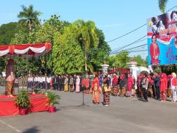 Unik Peringatan Hari Ibu dan Bela Negara di Grobogan, Peserta Upacara Pakai Baju Adat