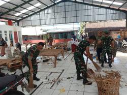 Kompak Babinsa Koramil 14/Kadupandak Bersihkan Sampah di Pasar Tradisional