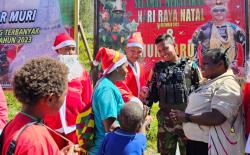 Bagikan 1000 Daster Batik Kencana Ungu, Kado Satgas 330 Untuk Mama Papua di Hari Ibu