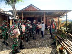 Koramil 1715-01/Oksibil Berbagi Kasih Natal di Gereja Gereja Wilayah Kabupaten Pegunungan Bintang