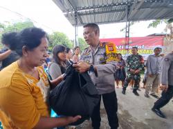 Polrestabes Makassar Berbagi Sembako ke Kaum Nasrani, Jelang Nataru