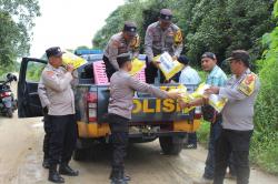 Kapolsek Dumai Barat Antarkan Bantuan Berupa Sembako Kepada Masyarakat yang Membutuhkan