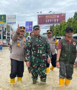 Danrem 011/LW Tinjau Dampak Banjir Aceh Utara Kerahkan Personel Pantau Dan Bantu Korban Banjir