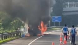 Microbus Elf Milik Koni Kota Bekasi Terbakar Hebat di Tol Cipularang, Penumpangnya Rombongan Guru