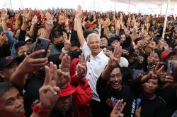 Ganjar Luncurkan Program Satu Keluarga Miskin Satu Sarjana, Warga; Doa Anak Saya Terkabulkan