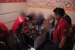 Jelang Tahun Baru, Polres Kebumen Lakukan Tes Urine Karyawan dan Pengunjung Karaoke