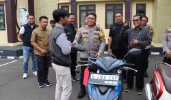 Kapolres Serang Serahkan Motor Hasil Curian Kepada Korban