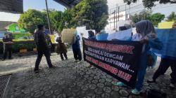 PHK Dinilai Berkedok Mutasi, Pegawai Medika Stania Demo Manajemen