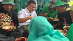 Cawapres Gus Muhaimin Makan Bareng Petani Lesehan Saat Kampanye di Ponorogo