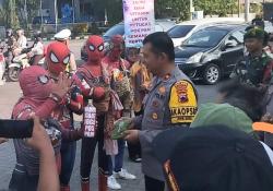 Apresiasi Pospam Nataru, Pegiat Sosial Sukoharjo Berkostum Spiderman Kirim Jamu