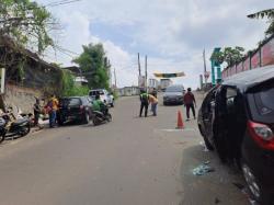 Gagal Nanjak di Ciputat, Truck Fuso Melukai 1 Lansia