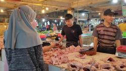 Jelang Tahun Baru, Permintaan Daging Ayam Lesu  di Depok