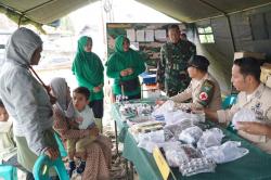 Momen Danrem Lilawangsa dan Istri Makan Siang Bersama Anak-Anak Pengungsi