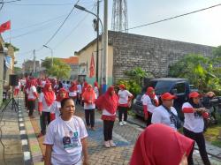 Relawan Jatim Surabaya Beragam Kenalkan Sosok Ganjar-Mahfud ke Ibu-ibu Lewat Senam