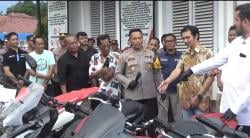 Polres Probolinggo Kota, Serahkan BB Dua Unit Motor Hasil Penipuan ke Dealer