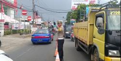 Jelang Tahun Baru, Jalur Menuju Objek Wisata Pantai di Pandeglang Alami Kemacetan