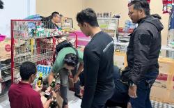 Polisi Razia Miras, Sita Ratusan Botol dari Sejumlah Warung di Kuningan