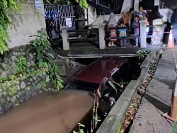 Ban Terperosok, Minibus Masuk Kali di Tangsel 