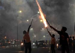 Kembang Api dan Bunyi Petasan Mewarnai Pergantian Tahun Baru 2024