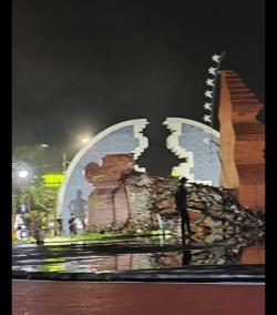 BREAKING NEWS : Gapura Alun Alun Pataraksa Sumber Cirebon Roboh