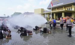 Rayakan Kenaikan Pangkat, 76 Personil Polres Sukoharjo Disemprot Air Pemadam Kebakaran