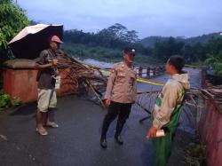 Jembatan Penghubung Dua Desa di Purbalingga Ambles Akibat Hujan Deras