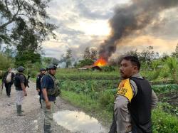 Buntut Kasus Pembunuhan di Muai, Keluarga Korban Bakar dan Rusak Rumah serta Kendaraan